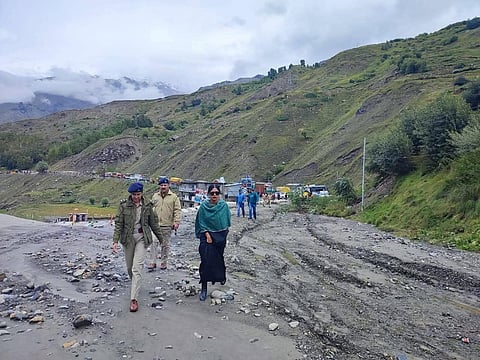लाहौल स्पीति जिला में पागल नाला आने के बाद प्रभावित क्षेत्र का दौरा करते हुए अधिकारी , फोटो - रोहित पराशर