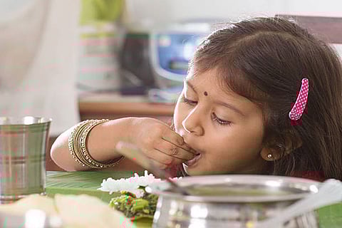 भारत ने मातृ, शिशु और छोटे बच्चों के पोषण से जुड़े कुछ लक्ष्यों में प्रगति की है, लेकिन कई क्षेत्रों में अभी भी गंभीर चुनौतियां बनी हुई हैं।