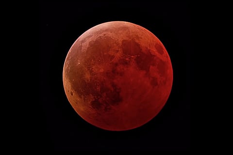 पूर्ण चंद्रग्रहण रविवार रात से लेकर सोमवार तड़के तक दिखाई देगा। भारत सहित एशिया, पश्चिमी ऑस्ट्रेलिया और यूरोप के कई हिस्सों में लोग इसे देख सकेंगे।