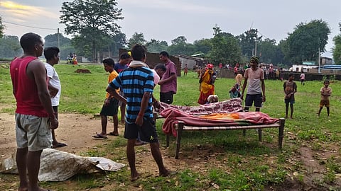 पिछले महीने सिमडेगा जिले के जलडेगा थाना क्षेत्र अंतर्गत लोम्बोई बांडीसेमर गांव में दो भाइयों की मौत के बाद बेबस आदिवासी परिवार के लोगः फोटो- स्पेशल अरेजमेंट