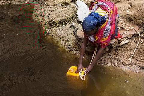 दूषित पानी इसके तेजी से फैलने का मुख्य कारण है। इतना ही नहीं संघर्ष, जलवायु परिवर्तन, आबादी का पलायन और पानी व स्वच्छता से जुड़ी बुनियादी सुविधाओं की कमी इस बीमारी को और बढ़ा रही हैं। फोटो: आईस्टॉक