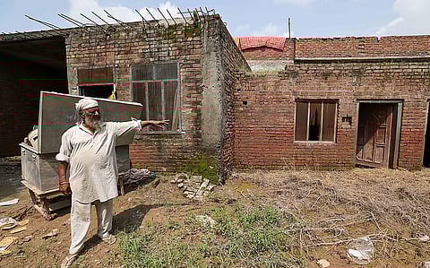 रावी नदी से चार किलोमीटर नजदीक घोनेवाला गांव में एक हेक्टेयर से कम मालकियत के किसान अतर सिंह का घर, गाद भरने के कारण रहने लायक नहीं रहा, फोटो : विकास चौधरी