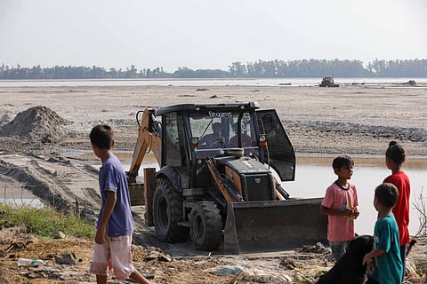 फिरोजपुर में दिनेके गांव के आस-पास हरिके बैराज पार करते ही सतलुज नदी के किनारे लगातार रेत जमा हो रही है। इसमें हजारों एकड़ खेत में आठ से नौ फुट रेत जमा हो गई है। धान और गन्ना बर्बाद हो गया, फोटो : विकास चौधरी