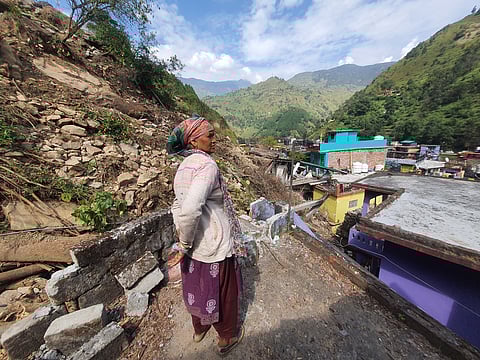 उत्तराखंड के नंदानगर बाजार के ऊपर बने कई मकान ढह गए। फोटो: राजू सजवान