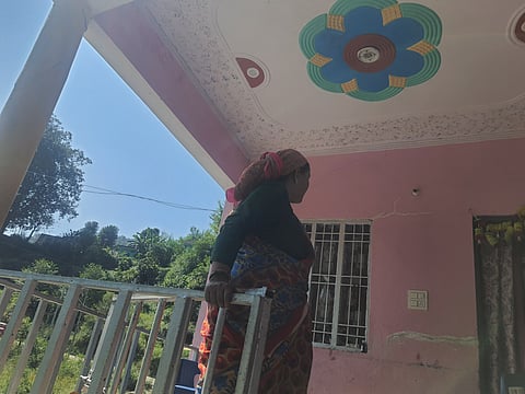रुद्रप्रयाग जिले के गांव सेमी में भूधंसाव की वजह से उमा देवी के मकान में दरारें आ रही हैं। फोटो: राजू सजवान