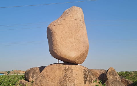 बलेंसिंग रॉक ललितपुर, उत्तर प्रदेश