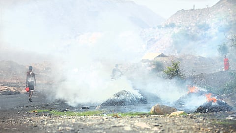 झरिया के मोहरीबांध के पास जलता हुआ कोलफील्ड। श्रमिकों के द्वारा भी कोयले एकत्र करके उन्हें जलाकर पक्का किया जाता है, जिसे बेचकर वह आमदनी करते हैं