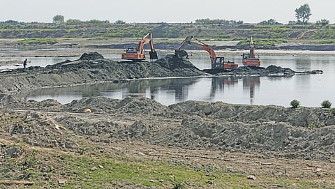 रेत खनन का नदी की भौतिक विशेषताओं, प्रवाह, तलछट और पारिस्थितिकी पर असर पड़ सकता है, इसलिए खनन शुरू करने से पहले रेत की पुनः पूर्ति क्षमता का मूल्यांकन आवश्यक है