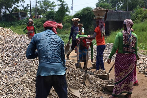 2024 में अत्यधिक गर्मी के कारण 639 अरब घंटे के श्रम का नुकसान हुआ, जिससे गरीब देशों को अपनी राष्ट्रीय आय का लगभग छह फीसदी का नुकसान हुआ।