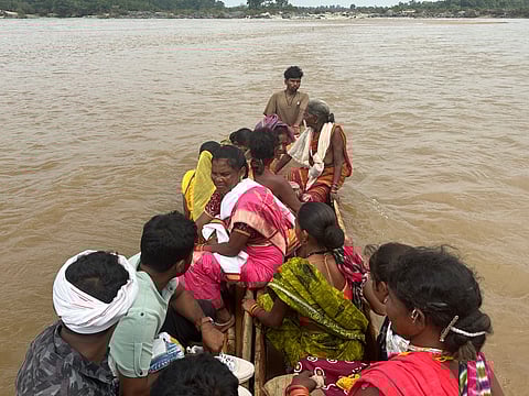 कोटरी नदी को पार करने के लिए नाव पर सवार होना लाजिमी है। फोटो: अंकुश तिवारी