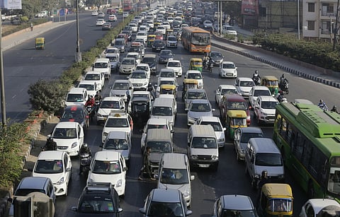 दिल्ली में निजी कारों का सिलसिला तेजी से बढ़ता गया। फोटो: विकास चौधरी