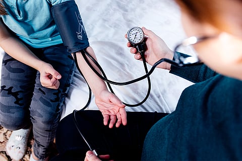 अध्ययन से पता चला है कि दुनिया में 19 वर्ष या उससे छोटे 11.4 करोड़ बच्चे उच्च रक्तचाप की समस्या से जूझ रहे हैं; फोटो: आईस्टॉक