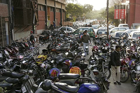 दिल्ली में वाहनों की पार्किंग की समस्या बढ़ती ही गई। फाइल फोटो: सम्राट मुखर्जी, सीएसई