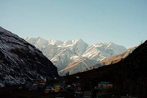 बद्रीनाथ में तापमान गिरकर माइनस छह डिग्री तक पहुंच चुका है, जिससे स्थानीय लोगों को कठिनाइयों का सामना करना पड़ रहा है।