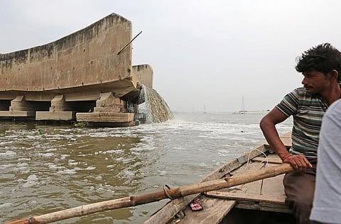 गंगा में मिलता प्रदूषण, प्रतीकात्मक तस्वीर; फोटो: विकास चौधरी