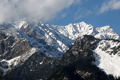 बारिश और हिमपात में बदलाव: बर्फबारी कम और बारिश अधिक हो रही है, जिससे बाढ़ और मौसमीय अस्थिरता बढ़ रही है।