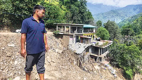 उत्तराखंड के चमोली जिले के गांव फाली लगा साउनटनोला में अतिवृष्टि की वजह से आकस्मिक बाढ़ में कई मकानों को भारी नुकसान पहुंचा