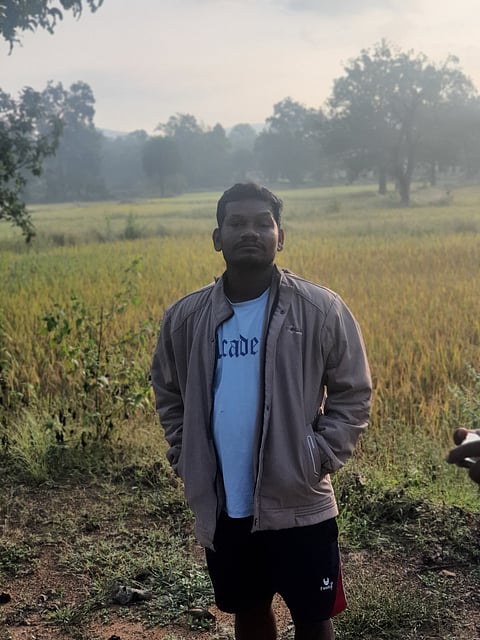 लक्ष्मण मंडावी अबूझमाड़ स्थित अपने आमाटोला गांव में, फोटो- अनिल अश्विनी शर्मा