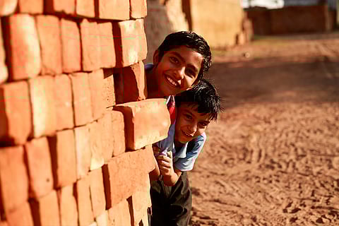 प्रदूषण, तेज ट्रैफिक, भीड़ और जलवायु से जुड़ी आपदाएं बच्चों की आजादी और विकास को लगातार सीमित कर रही हैं। फोटो: आईस्टॉक