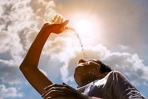 गर्मी “साइलेंट किलर” है, धीरे-धीरे शरीर को नुकसान पहुंचाता है, जिससे चक्कर, सिरदर्द, अंग विफलता और मौत तक हो सकती है।