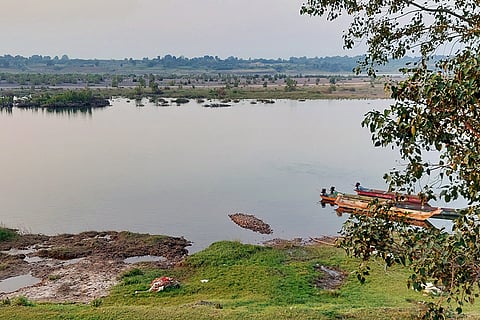 अधिकरण ने स्पष्ट किया कि नर्मदा के तटवर्ती जिलों के जिलाधिकारियों की जिम्मेदारी होगी कि नदी की गुणवत्ता और प्रवाह बनाए रखा जाए और किसी भी स्थिति में गन्दा पानी या ठोस कचरा नदी में न जाए; फोटो: आईस्टॉक