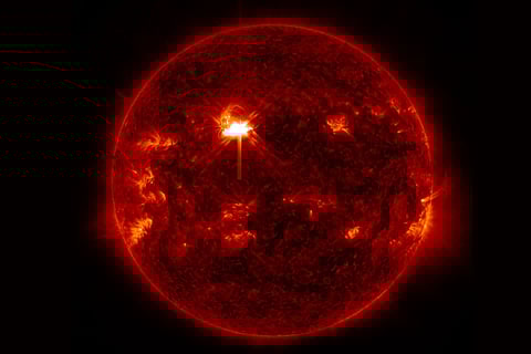 नासा की सोलर डायनेमिक्स ऑब्जर्वेटरी ने तीन फरवरी, 2026 को एक सोलर फ्लेयर की यह तस्वीर खींची, जो सूरज के ऊपरी आधे हिस्से में एक तेज चमक के रूप में दिख रही है।