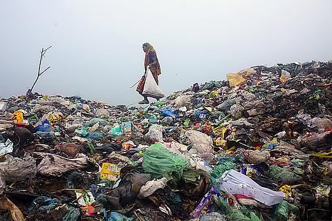 प्लास्टिक कचरे का जमा पहाड़, फोटो: आईस्टॉक