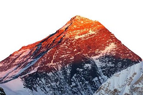 माउंट एवरेस्ट एक सक्रिय टेक्टोनिक टकराव क्षेत्र में स्थित है, जहां इंडियन प्लेट एशिया के नीचे सरक रही है, जिससे भूकंप और गहरे मेंटल घटनाएं होती रहती हैं।