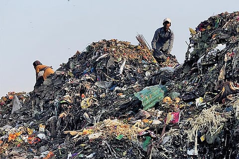 कचरे के बढ़ते पहाड़; प्रतीकात्मक तस्वीर