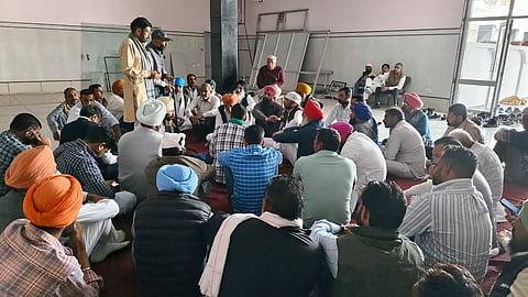 बढ़ते तापमान से परेशान किसानों ने श्रीगंगानगर में बैठक की। फोटो: रामकिशन शर्मा