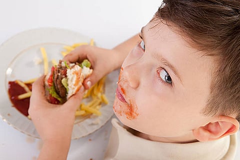 अध्ययन से पता चलता है कि बचपन में संतुलित और कम से कम संसाधित भोजन बच्चों के मानसिक और शारीरिक विकास में सहायक होता है।