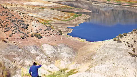 चिली में, जो 2010 से मेगाड्राउट (अत्यधिक सूखा) का सामना कर रहा है, कोक्विंबो के कॉगोटी जलाशय में 2024 में पानी का स्तर रिकॉर्ड निचले स्तर तक गिर गया