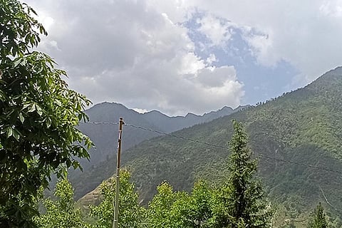 पश्चिम बंगाल, सिक्किम और ओडिशा में भारी बारिश, तेज आंधी और ओलावृष्टि का खतरा।