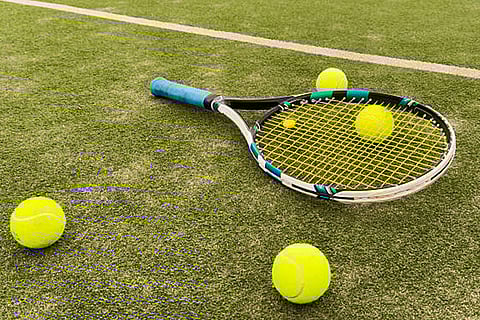 ग्रीन क्ले के टेनिस कोर्ट मेटाबेसाल्ट से बने हैं, जो एन्हांस्ड रॉक वेदरिंग प्रक्रिया द्वारा सीओ2 अवशोषित करते हैं।