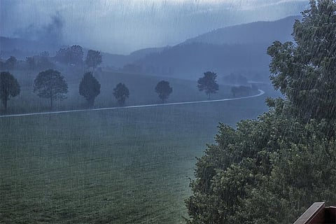 आज, अरुणाचल प्रदेश, असम और मेघालय में भारी बारिश होने का अंदेशा है, बारिश के लिए ऑरेंज अलर्ट, यहां 64.5 से 115.5 मिमी तक बादल बरस सकते हैं।