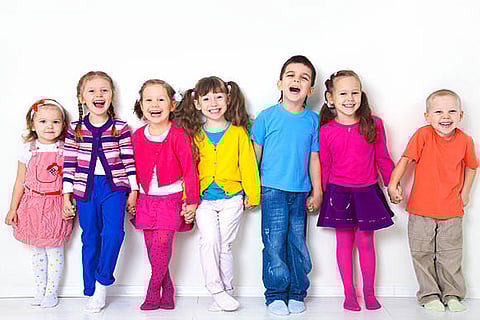 बच्चों के चमकीले कपड़ों में पाया गया उच्च स्तर का सीसा, जो सुरक्षा मानक 100 पार्ट्स पर मिलियन (पीपीएम) से अधिक था।