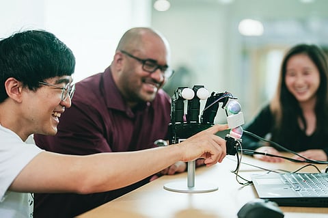 मोनरो केनेडी (बीच में) और उनके सहयोगियों ने रोबोटिक उंगलियों के सिरे विकसित किए हैं, जो देखकर महसूस करते हैं। फोटो: स्टेनफोर्ड स्कूल ऑफ इंजीनियरिंग