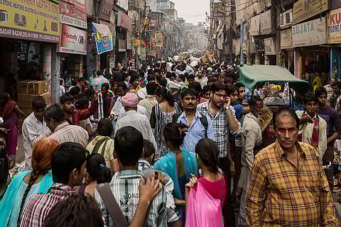 दिल्ली के सदर बाजार की एक व्यस्त गली; फोटो: आईस्टॉक