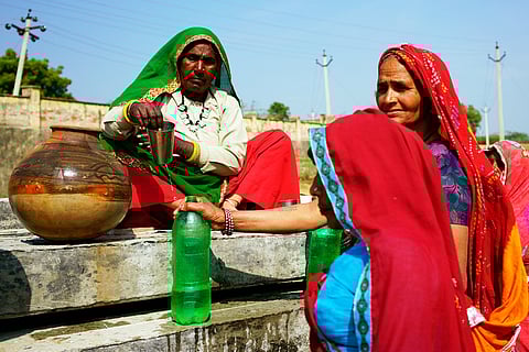 यह अध्ययन उस अनुभव को वैज्ञानिक आधार देता है जिसे दुनिया भर के लोग अब महसूस करने लगे हैं। आम लोगों को भी लगने लगा है कि मौसम का तालमेल अब बिगड़ चुका है। मतलब जो कभी अपवाद लगता था, वह अब मौजूदा समय में आम होता जा रहा है। फोटो: आईस्टॉक