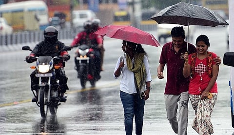 இன்று மற்றும் நாளை தமிழகத்தில் இடி மற்றும் மின்னலுடன் மழை பெய்ய வாய்ப்பு...
