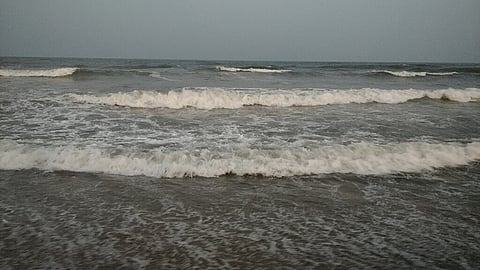 மெரினா கடல்கரையில் சீற்றம்