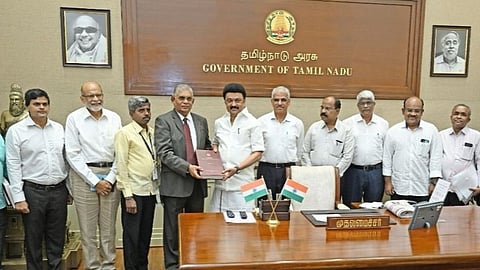 ஓய்வு நீதிபதி முருகேசன் தலைமையிலான 14 பேர் கொண்ட குழுவினர் முதலமைச்சர் மு.க.ஸ்டாலினிடம் மாநிலக் கல்விக் கொள்கை அறிக்கையை சமர்ப்பித்த காட்சி.