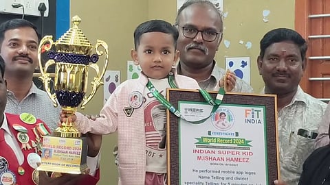 100 லோகோவை பார்த்து அதன் பெயர்களை சொல்லி உலக சாதனை