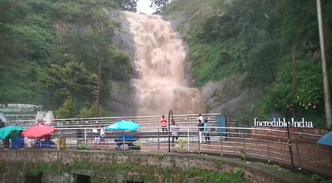 தொடர் மழையால் ஆர்ப்பரித்துக் கொட்டும் வெள்ளி அருவி