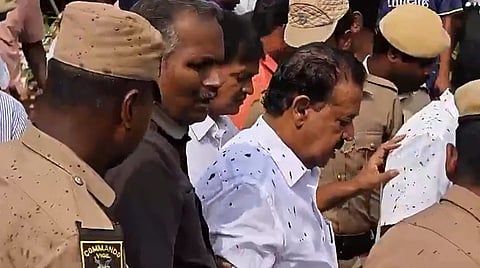 அமைச்சர் பொன்முடி மீது சேறு வீச்சு!