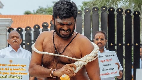சாட்டையால் அடித்து அண்ணாமலை போராட்டம்!