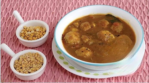 செட்டிநாடு ஸ்டைல் கமகம பருப்பு உருண்டை குழம்பு செய்வது எப்படி?