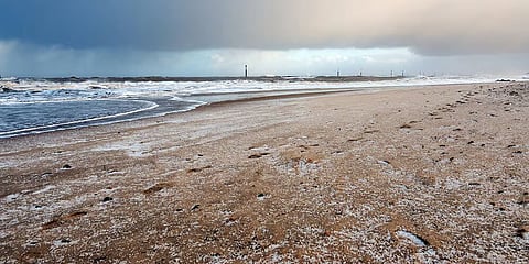 கடலில் மிதக்கும் மர்மத் துகள்கள்.. அடுத்த முறை பீச் போகும்போது கவனிச்சு பாருங்க!