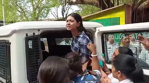 சர்மிஷ்டா பனோலி.. அதீத ஆர்வத்தால் படும் அவஸ்தை! ஒரு மாணவியை நோக்கி குவியும் எதிர்ப்பும், ஆதரவும்! என்ன நடந்தது?