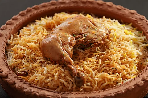 பேச்சுலரின் சமையலறையில்.. ரொம்ப ரொம்ப சிக்கன் பிரியாணி செய்யலாம் வாங்க!